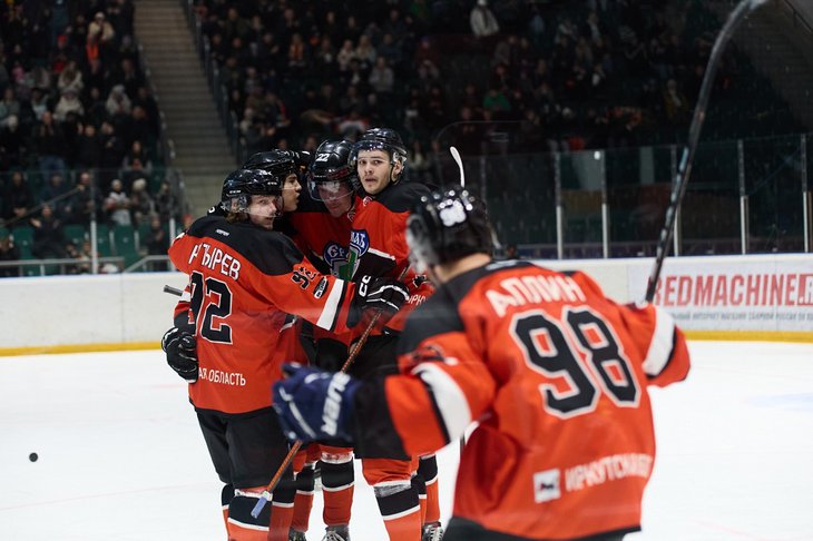 Хоккеисты. Фото пресс-службы правительства региона