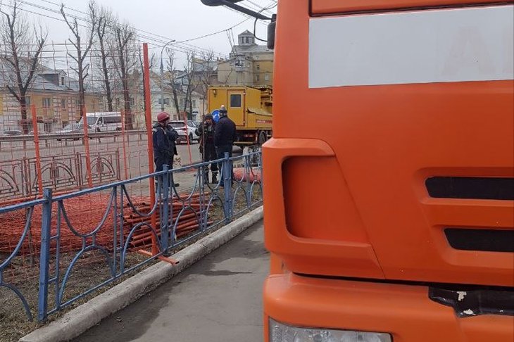 Теплоэнергетики на месте коммунальной аварии. Фото из телеграм-канала оператора теплосетей Иркутска