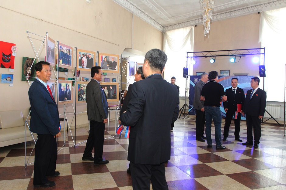 Фотовыставка о достижениях КНДР