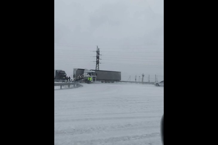 Фура. Фото очевидцев из телеграм-канала «ДТП 38RUS»