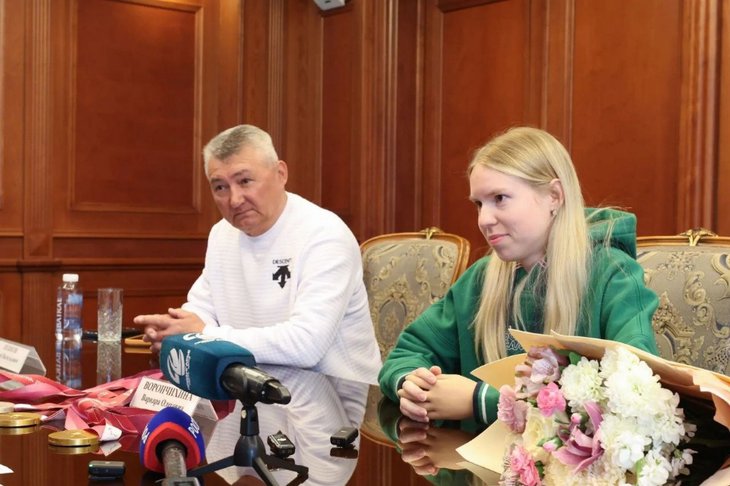 Варвара с тренером. Фото пресс-службы правительства Иркутской области