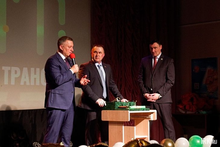 Игорь Кобзев, Руслан Болотов и Алексей Колмаков закладывают капсулу времени. Фото IRK.ru