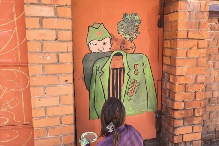 Студенты украшают росписью Дом ветеранов. Фото пресс-службы администрации Иркутска