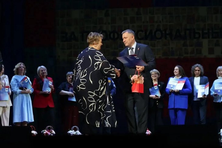 Награждение победителей. Фото пресс-службы правительства Иркутской области