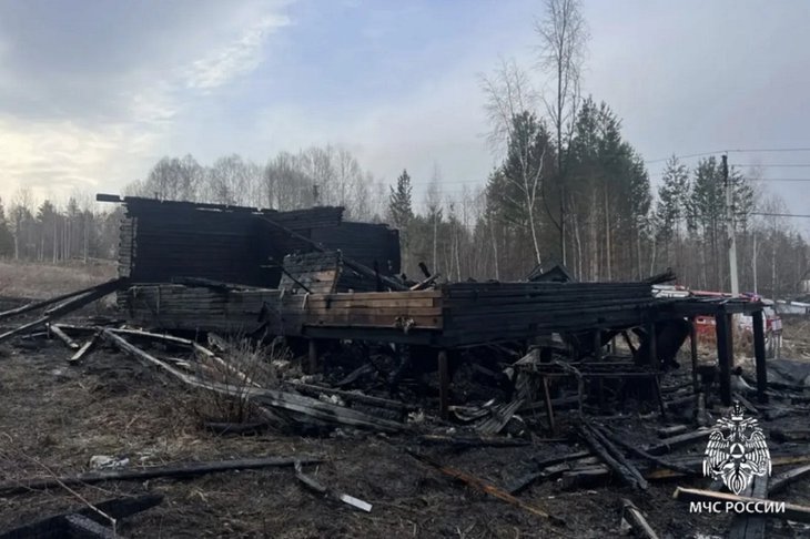 Сгоревший дом. Фото пресс-службы ГУ МЧС России по Иркутской области