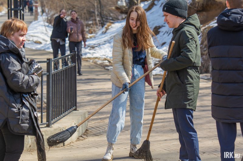 На субботнике. Фото: Маргарита Романова, архив IRK.ru