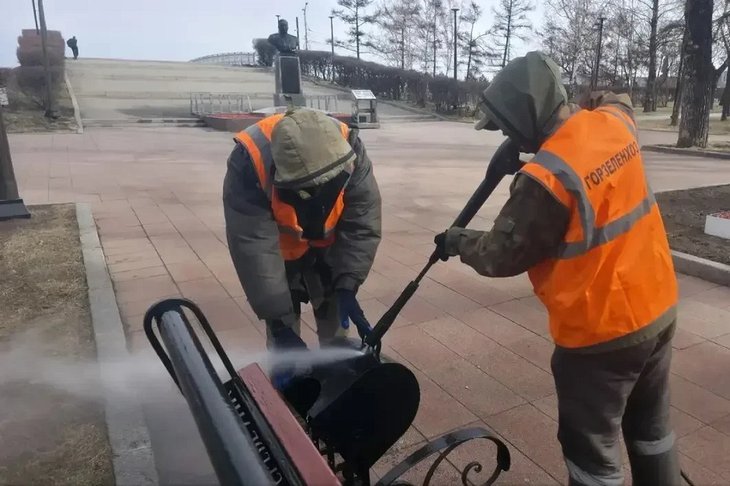 Мытье урны. Фото пресс-службы администрации Иркутска