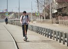 Молодой человек на электросамокате. Фото Маргариты Романовой, IRK.ru