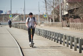 Молодой человек на электросамокате. Фото Маргариты Романовой, IRK.ru