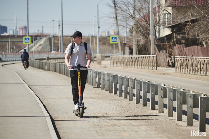 Молодой человек на электросамокате. Фото Маргариты Романовой, IRK.ru