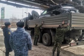 Передача автомобиля. Фото пресс-службы ГУФССП России по Иркутской области