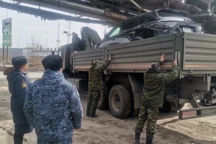 Передача автомобиля. Фото пресс-службы ГУФССП России по Иркутской области