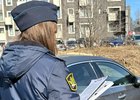 Пристав и автомобиль. Фото пресс-службы ГУФССП России по Иркутской области