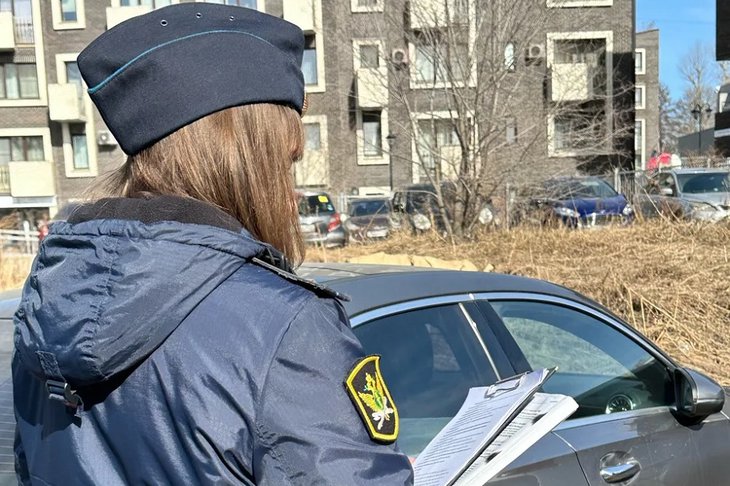 Пристав и автомобиль. Фото пресс-службы ГУФССП России по Иркутской области