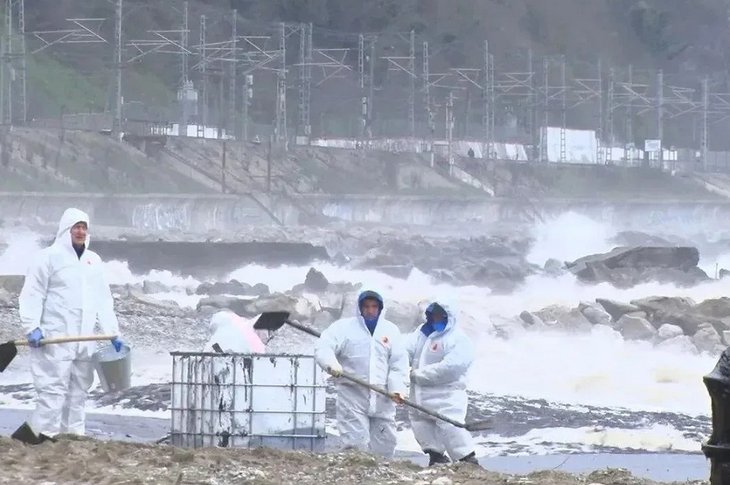 Ликвидация последствий разлива нефтепродуктов. Фото оперштаба Краснодарского края