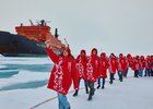 Ледокол и участники экспедиции. Фото со страницы проекта «Ледокол знаний» «ВКонтакте»