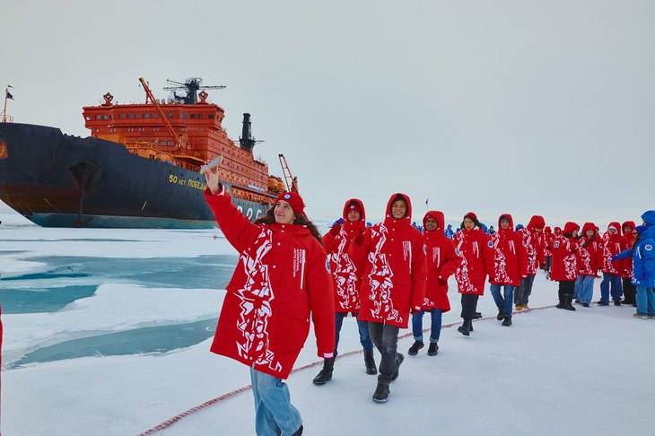 Ледокол и участники экспедиции. Фото со страницы проекта «Ледокол знаний» «ВКонтакте»