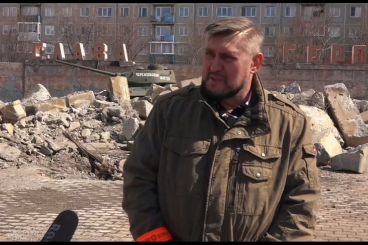 Мэр Черемхово у мемориала. Скриншот видео из соцсетей Вадима Семенова