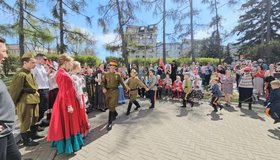 Поклонимся великим тем годам