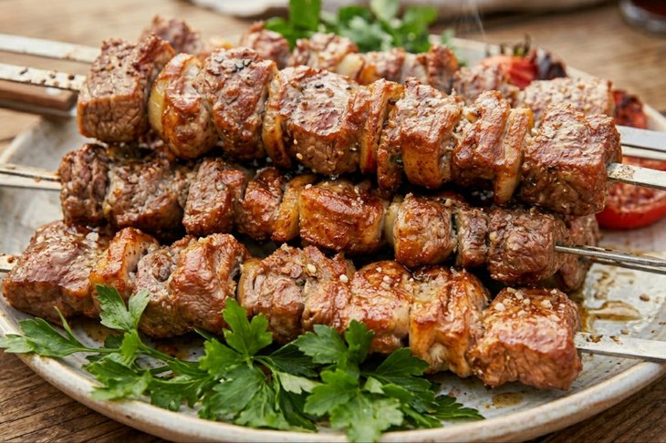 Шашлык. Изображение сгенерировано нейросетью Nano Banana Pro