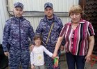 Пропавшая девочка с мамой и Росгвардейцами. Фото пресс-службы Управления Росгвардии по Иркутской области