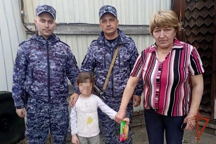 Пропавшая девочка с мамой и Росгвардейцами. Фото пресс-службы Управления Росгвардии по Иркутской области