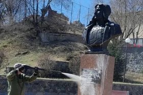 Мытье памятников. Фото пресс-службы администрации Иркутска