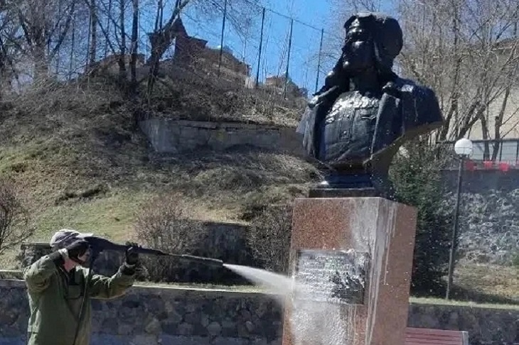 Мытье памятников. Фото пресс-службы администрации Иркутска