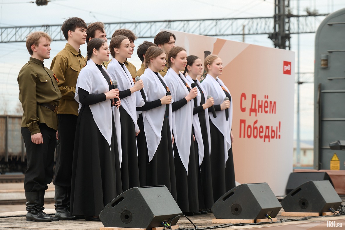 Ретросостав привёз агитбригаду артистов — творческий коллектив Иркутского театрального училища им. В.К.Венгера.