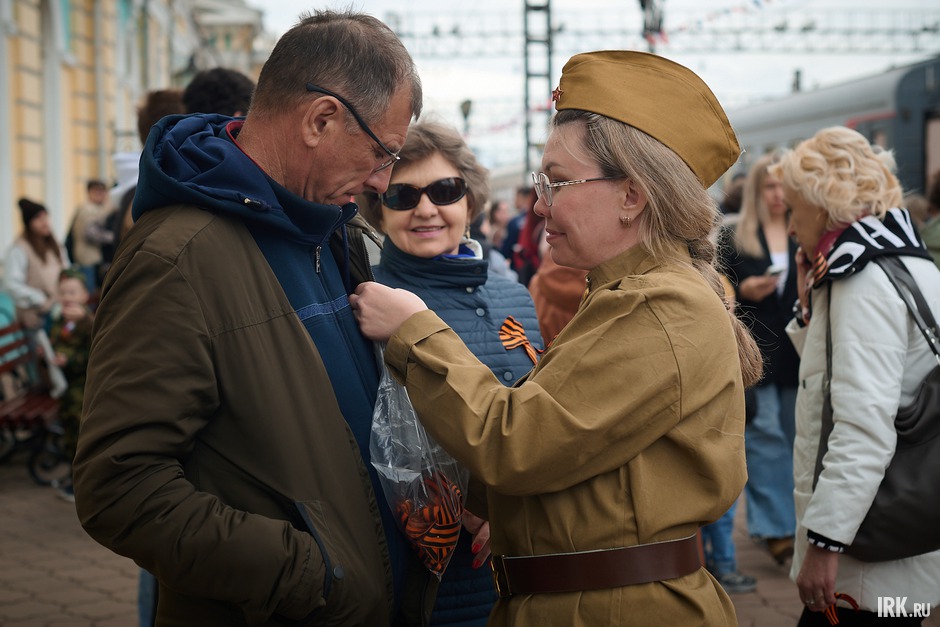 На перроне раздавали Георгиевские ленточки.