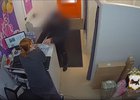 Мужчина в пункте выдачи заказов. Скриншот видео ГУ МВД России по Иркутской области