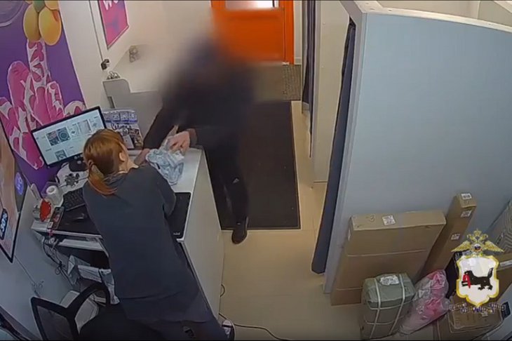 Мужчина в пункте выдачи заказов. Скриншот видео ГУ МВД России по Иркутской области