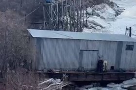 Водозаборная станция на берегу. Скриншот видео из соцсетей администрации Бодайбо и района