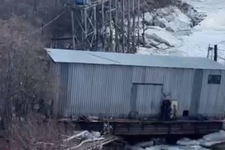 Водозаборная станция на берегу. Скриншот видео из соцсетей администрации Бодайбо и района