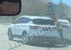 Момент драки. Скриншот из видео сообщества «ДТП 38RUS Иркутск» в соцсети «ВКонтакте»