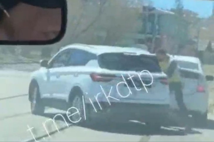Момент драки. Скриншот из видео сообщества «ДТП 38RUS Иркутск» в соцсети «ВКонтакте»