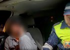 Инспектор ДПС работает с пьяным водителем. Скриншот видео Госавтоинспекции Иркутской области