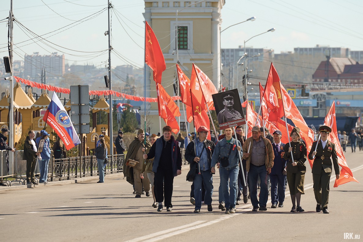 Желающие принять участие в шествии «Бессмертный полк» собирались с 9:30 на Нижней Набережной, в районе памятника Якову Похабову.