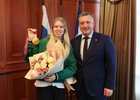 Варвара Ворончихина с губернатором Иркутской области. Фото пресс-службы правительства региона