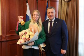 Варвара Ворончихина с губернатором Иркутской области. Фото пресс-службы правительства региона
