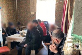 Квартира с мигрантами. Скриншот из видео пресс-службы ГУ МВД России по Иркутской области