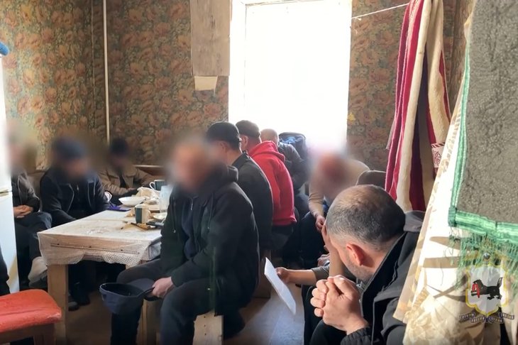 Квартира с мигрантами. Скриншот из видео пресс-службы ГУ МВД России по Иркутской области