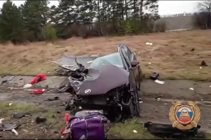 Разбитый автомобиль. Скриншот из видео пресс-службы ГУ МВД России по Иркутской области