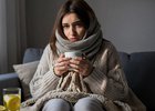 Девушка с простудой. Фото сгенерировано с помощью нейросети GigaChat