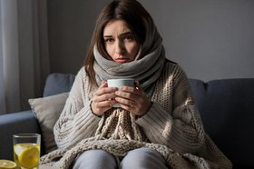 Девушка с простудой. Фото сгенерировано с помощью нейросети GigaChat