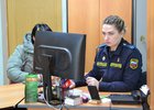 Гражданка и  судебный пристав. Фото ГУФССП России по Иркутской области