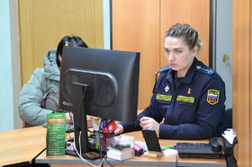 Гражданка и  судебный пристав. Фото ГУФССП России по Иркутской области