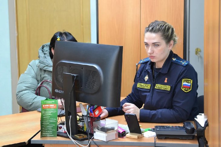 Гражданка и  судебный пристав. Фото ГУФССП России по Иркутской области