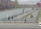 Спасение мужчины на Байкальской. Скриншот видео ГУ МВД России по Иркутской области