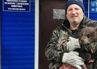 Инспектор с медвежонком. Фото охотнадзора